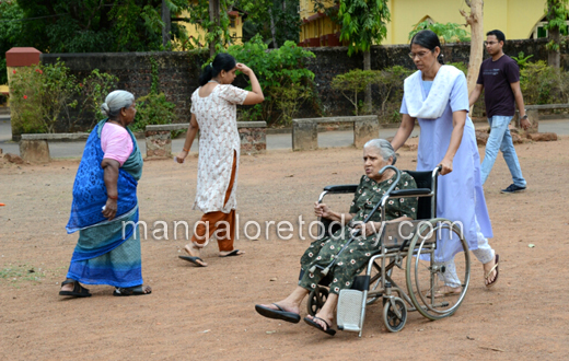 Lok Sabha polling underway in mangalore